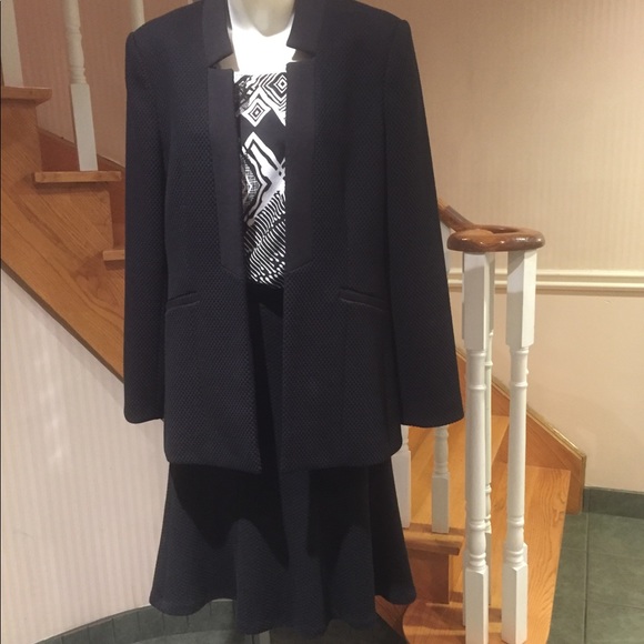 NWOT Red with black design Blazer skirt suit - Picture 3 of 3